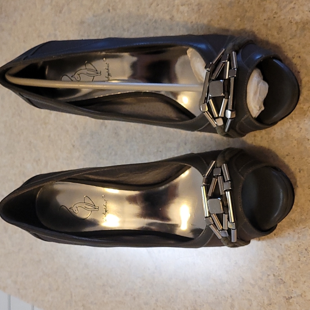 Grey pumps